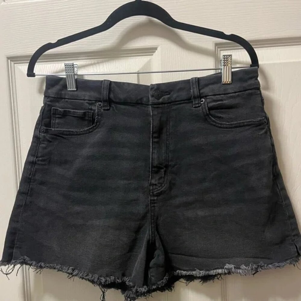 Woman’s Black Distressed Jean Shorts. Stretch